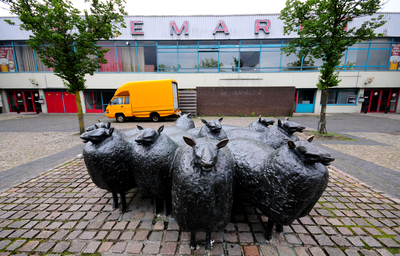 807773 Afbeelding van de door A.J.P.F. Teeuwisse vervaardigde sculptuur Schapengroep bij de Veemarkthallen (Sartreweg ...